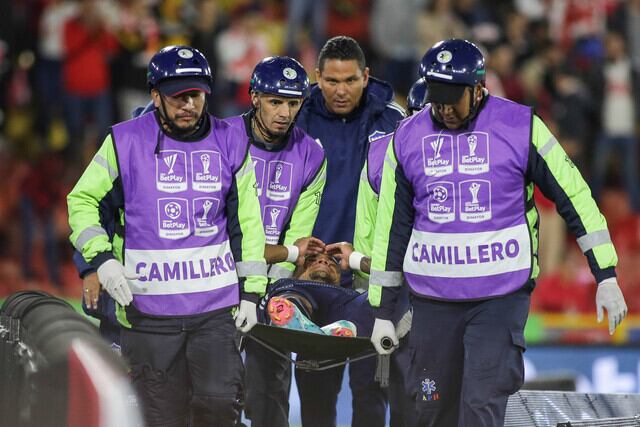 Rafa Pérez, retirado en camilla del gramado de 'El Campín'.