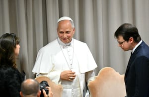 El Papa León XIV habla con el cofundador de la empresa estadounidense de inteligencia artificial (IA) Anthropic, Christopher Olah (R) y la profesora de Pensamiento y Práctica Social Católica en la Universidad de Durham (UL), Anna Rowlands, al final de la presentación de la primera Carta Encíclica "Magnifica Humanitas", centrada en el surgimiento de la inteligencia artificial, en el Vaticano el 25 de mayo de 2026. (Foto de Alberto PIZZOLI / AFP)