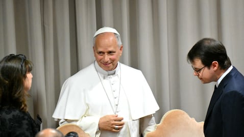 El Papa León XIV habla con el cofundador de la empresa estadounidense de inteligencia artificial (IA) Anthropic, Christopher Olah (R) y la profesora de Pensamiento y Práctica Social Católica en la Universidad de Durham (UL), Anna Rowlands, al final de la presentación de la primera Carta Encíclica "Magnifica Humanitas", centrada en el surgimiento de la inteligencia artificial, en el Vaticano el 25 de mayo de 2026. (Foto de Alberto PIZZOLI / AFP)