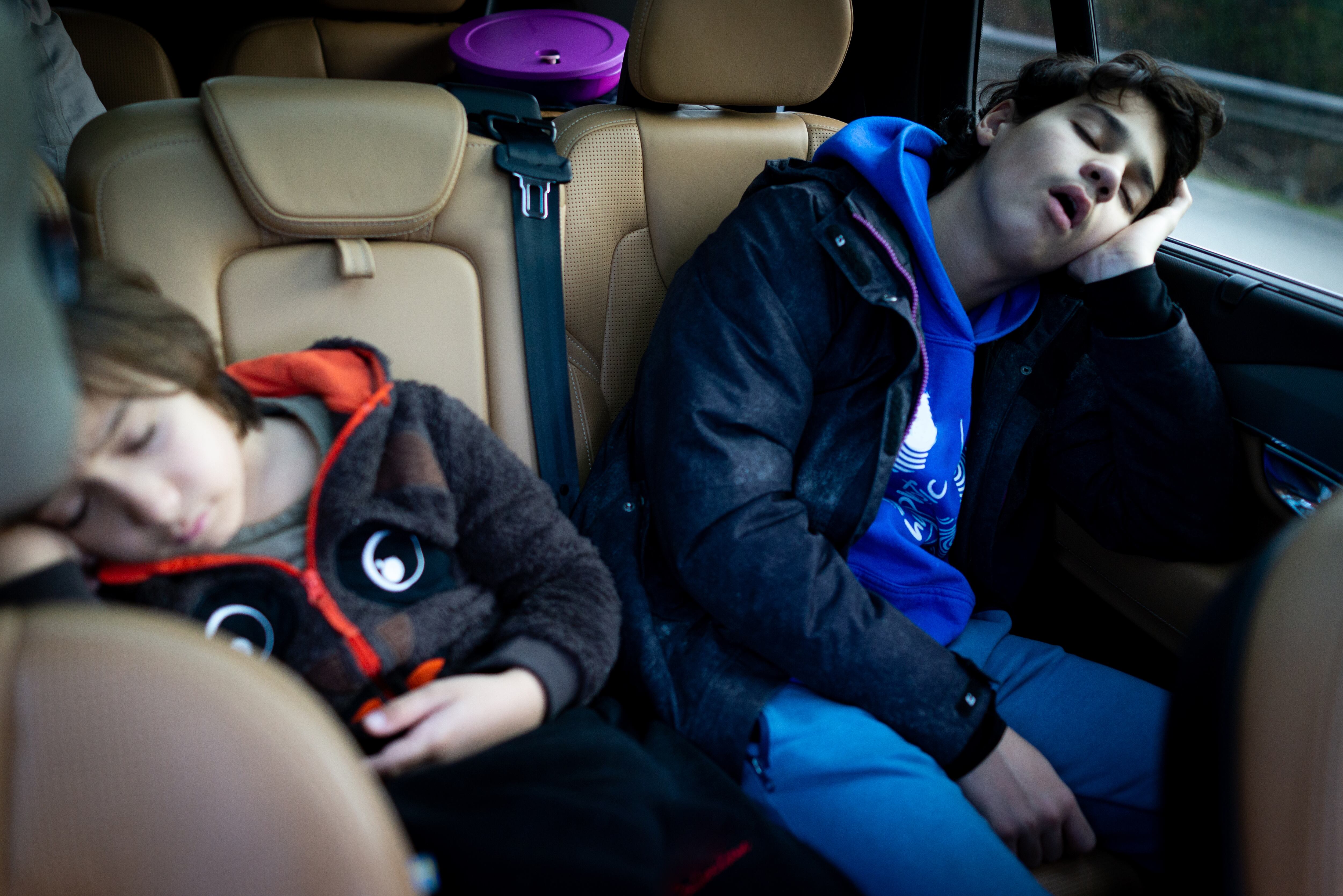 Dormir en un automóvil en un lugar público o desconocido puede exponer a las personas a situaciones de inseguridad.