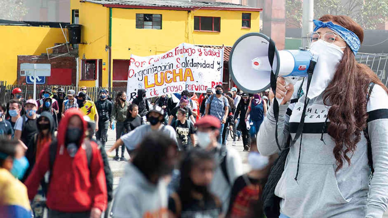 En las marchas, por obvias razones, no respetan el distanciamiento físico, lo que aumenta la probabilidad de contagio de coronavirus.