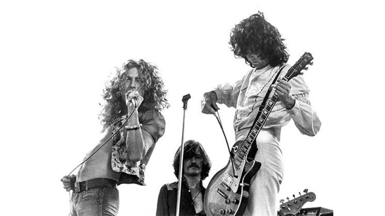 El cantante Robert Plant, el bajista John Paul Jones y el guitarrista Jimmy Page en concierto en el estadio Kezar en San Francisco, California. 2 de junio de 1973. Foto: Larry Hulst/Michael Ochs Archives/Getty Images.