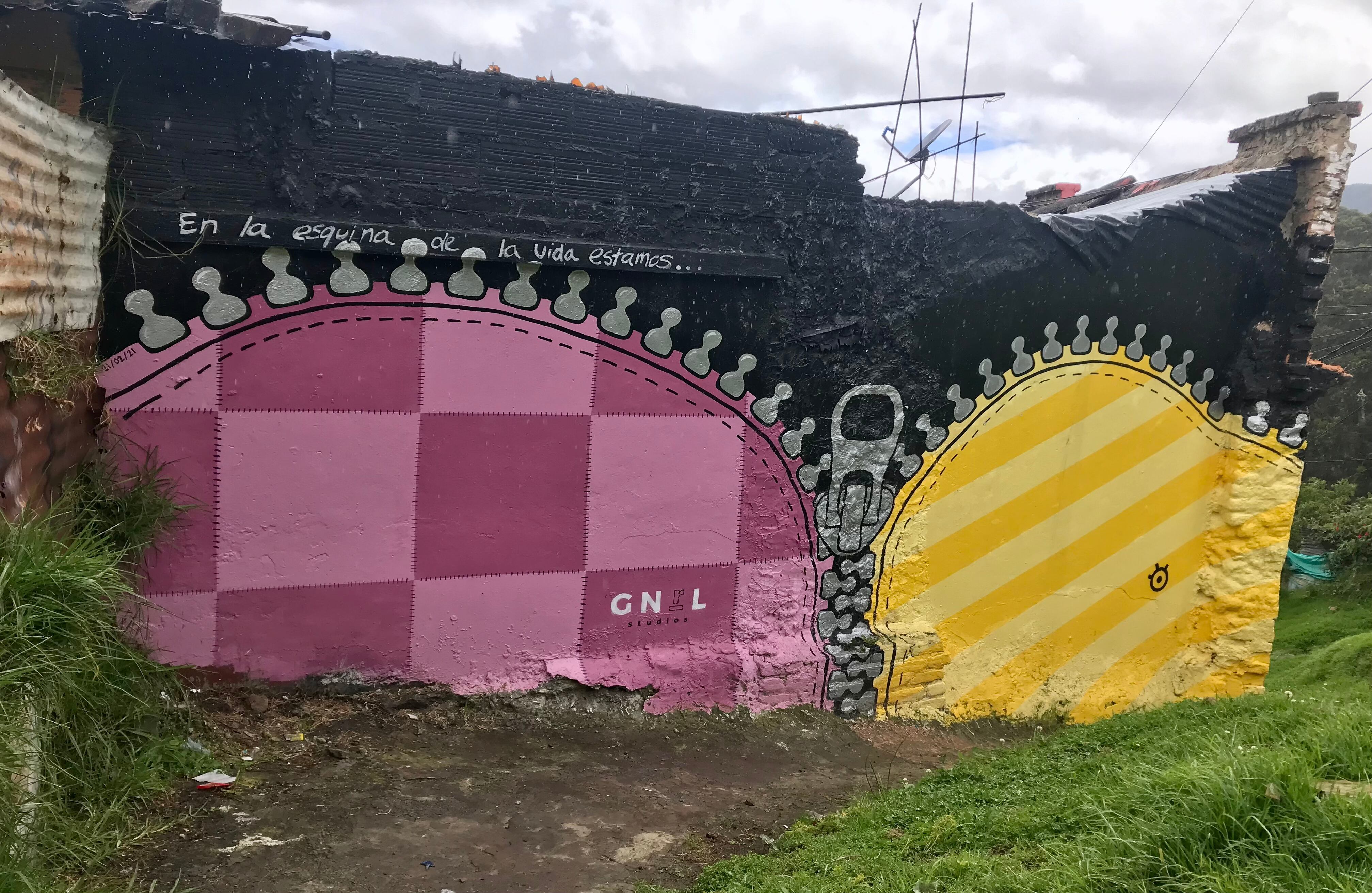 Ahora los niños quieren aprender a usar cámaras, en vez de armas. Este graffiti se llama ‘Cremallera’ y está ubicado en una de las fronteras de las cuatro bandas de la zona. Desde Breaking Borders buscan que la cremallera se cierre del todo y disminuyan los conflictos internos. Foto: Cortesía Breaking Borders