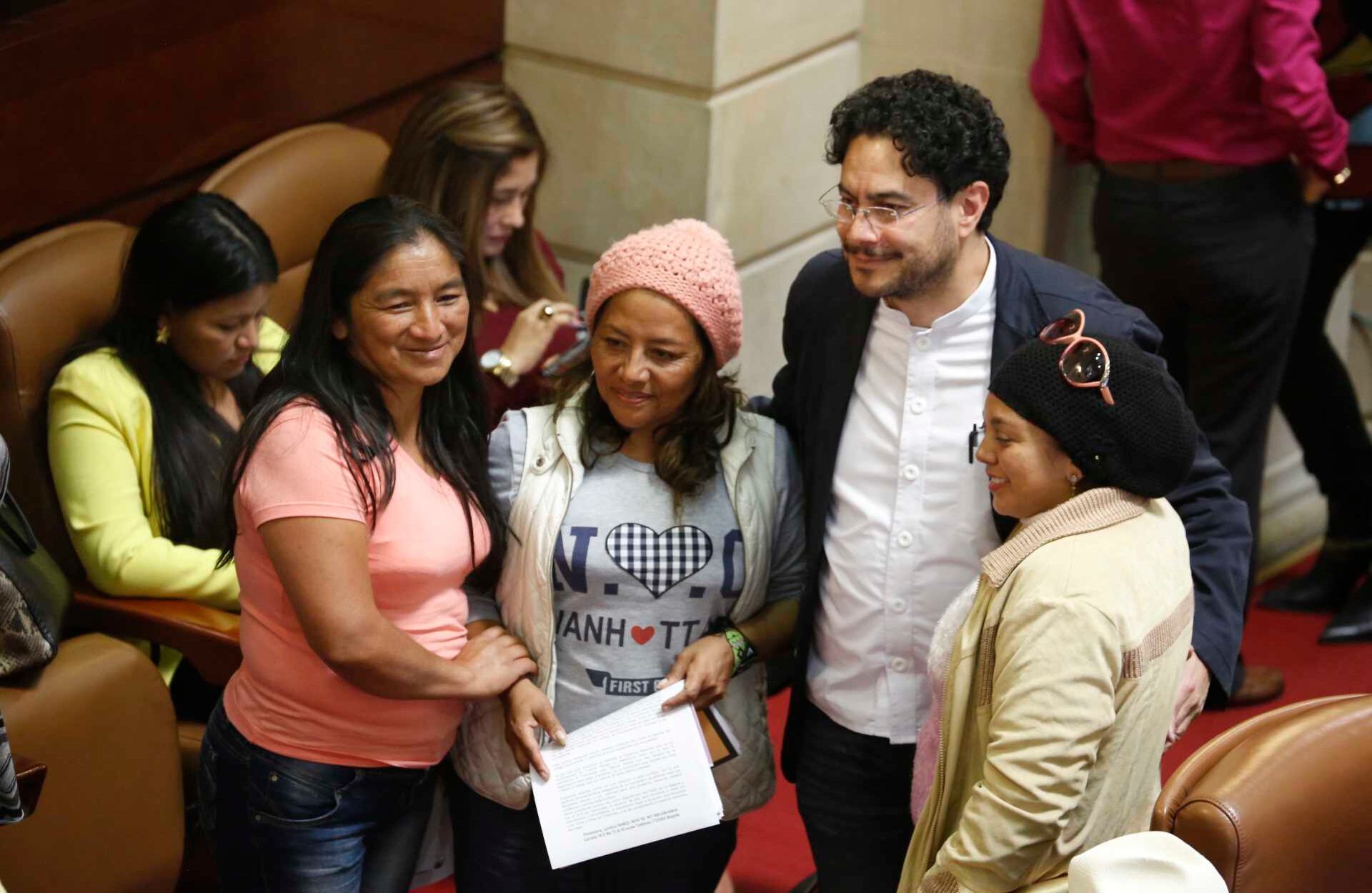 Iván cepeda, del Polo, junto a víctimas del conflicto. 