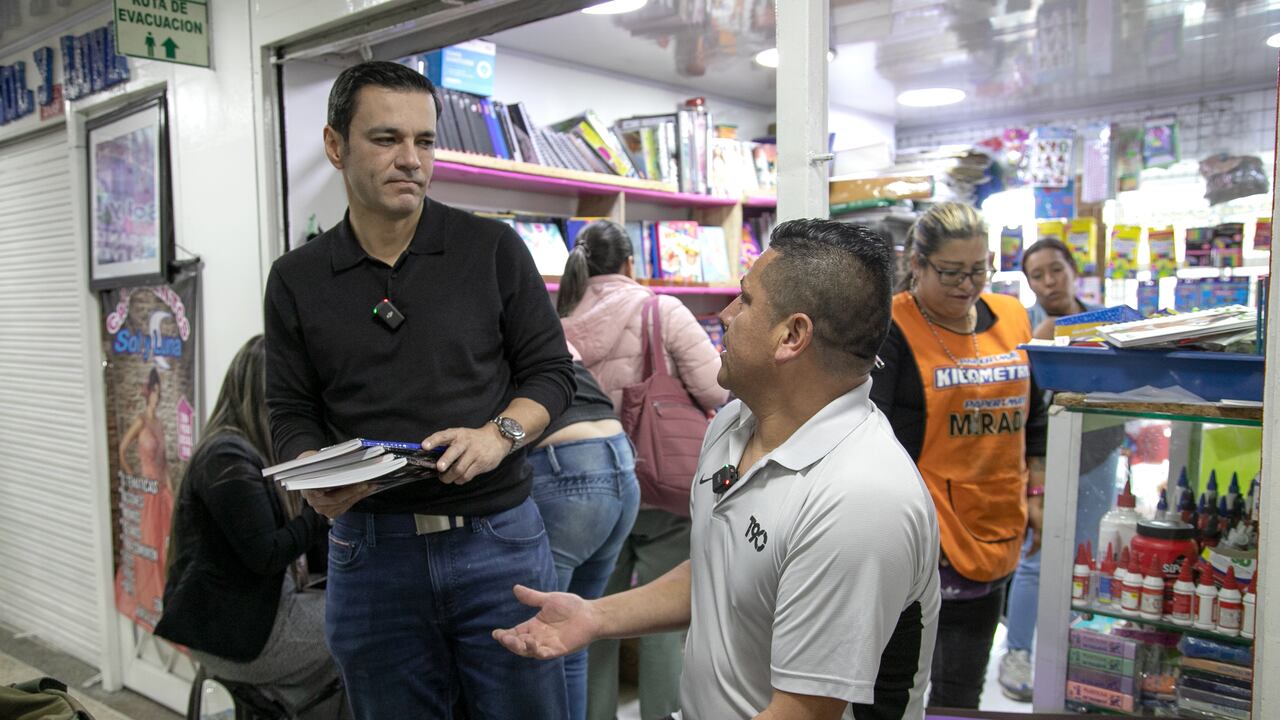 Juan Diego Alvira en san victorino, utiles escolares