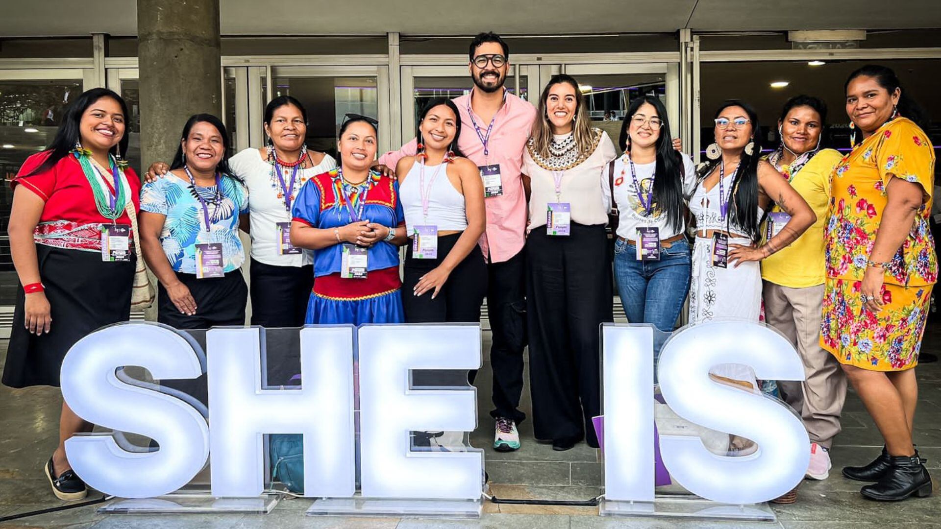 El programa ha otorgado 115 becas, involucrando a 129 organizaciones indígenas y beneficiando directamente a más de 4.264 personas. Hoy, 91 becarias reciben formación, financiación, acompañamiento técnico y espacios de encuentro con otras lideresas de la región.