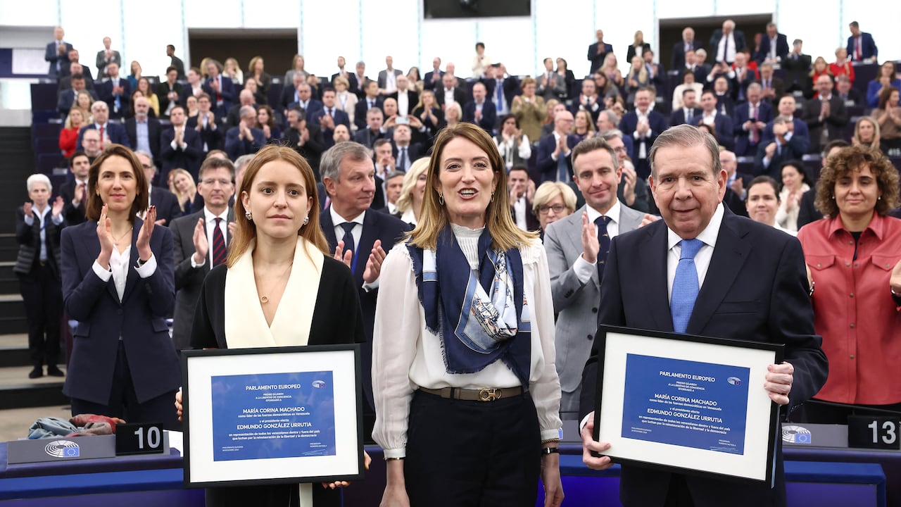 El candidato presidencial de la oposición venezolana Edmundo González Urrutia (R) y Ana Corina Sosa (L), hija y representante de María Corina Machado, líder de la "Plataforma Democrática de Unidad" de Venezuela, posan junto a la Presidenta del Parlamento Europeo, Roberta Metsola, después durante La ceremonia de entrega del Premio Sájarov de Derechos Humanos 2024 en el Parlamento Europeo en Estrasburgo, este de Francia, el 17 de diciembre de 2024. (Foto de FREDERICK FLORIN / AFP)