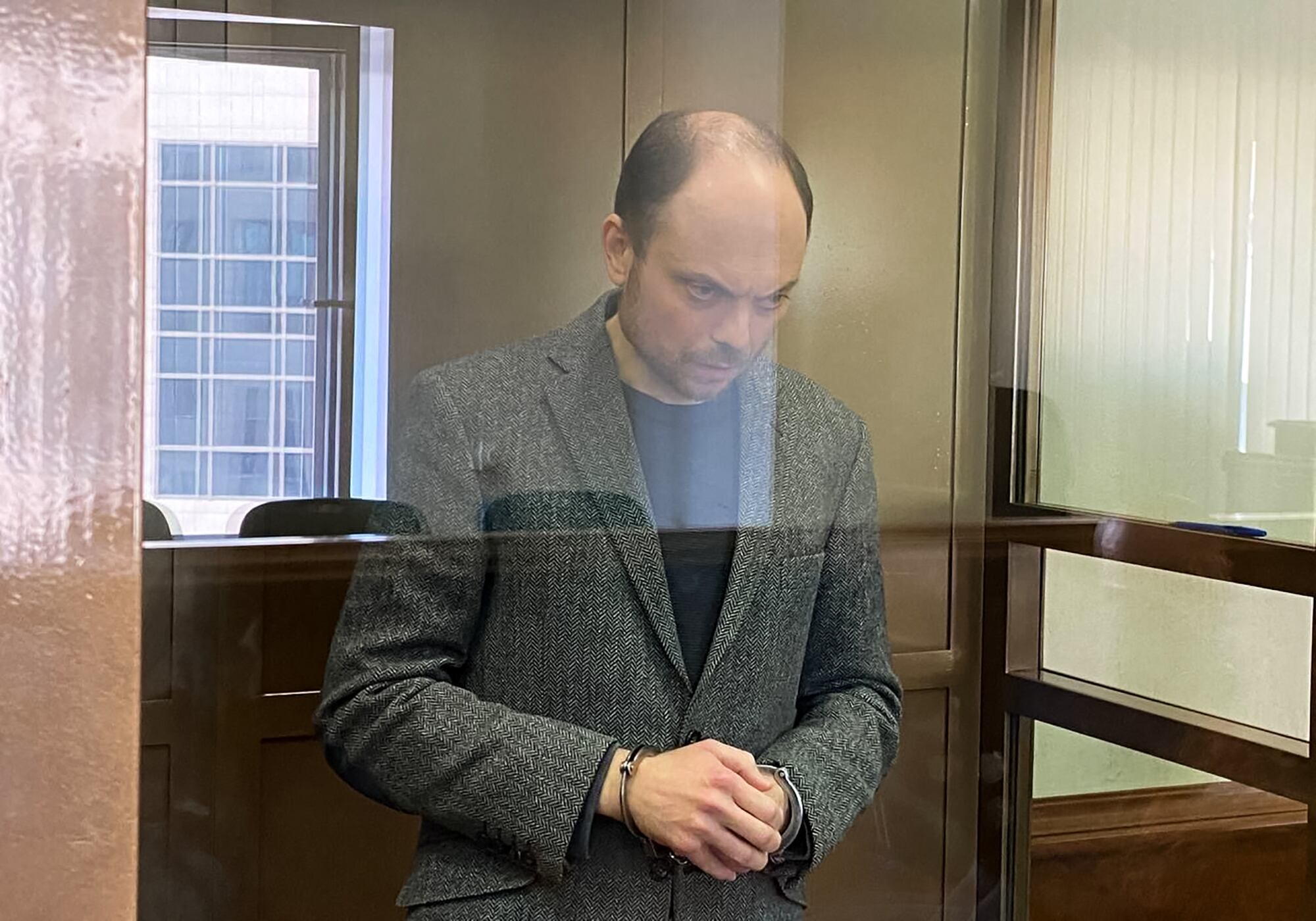 El líder opositor ruso, Vladimir Kara-Murza recibiendo su sentencia de 25 años de prisión.