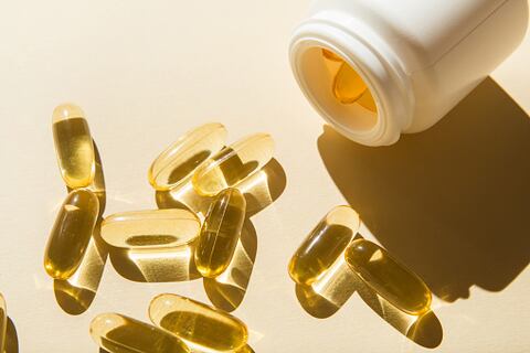 La vitamina E ayuda alargar las pestañas.