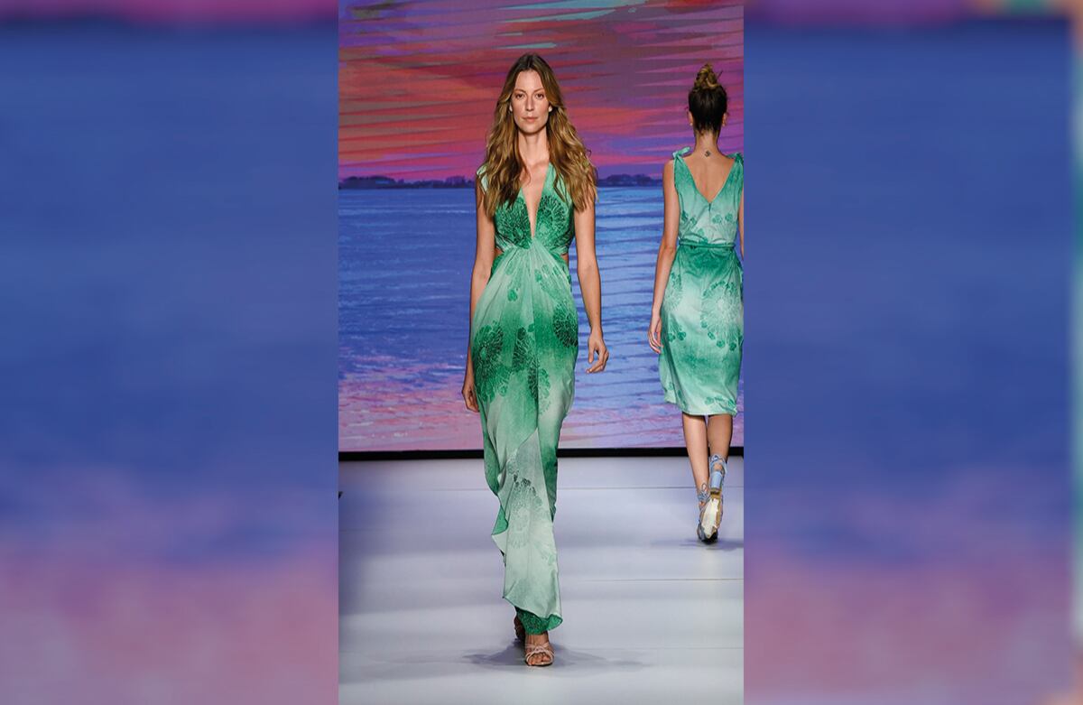 Siluetas fluidas. Esta tendencia fue una de las protagonistas de la pasarela de la diseñadora Beatriz Camacho, que presentó la colección Flor de sal, un abanico de piezas inspiradas en los tonos del arcoiris que se encuentran en las primas de sal. Sin perder la esencia femenina que la caracteriza, la cartagenera propuso prendas frescas, relajadas y cómodas, adaptándose a las exigencias del mercado actual.