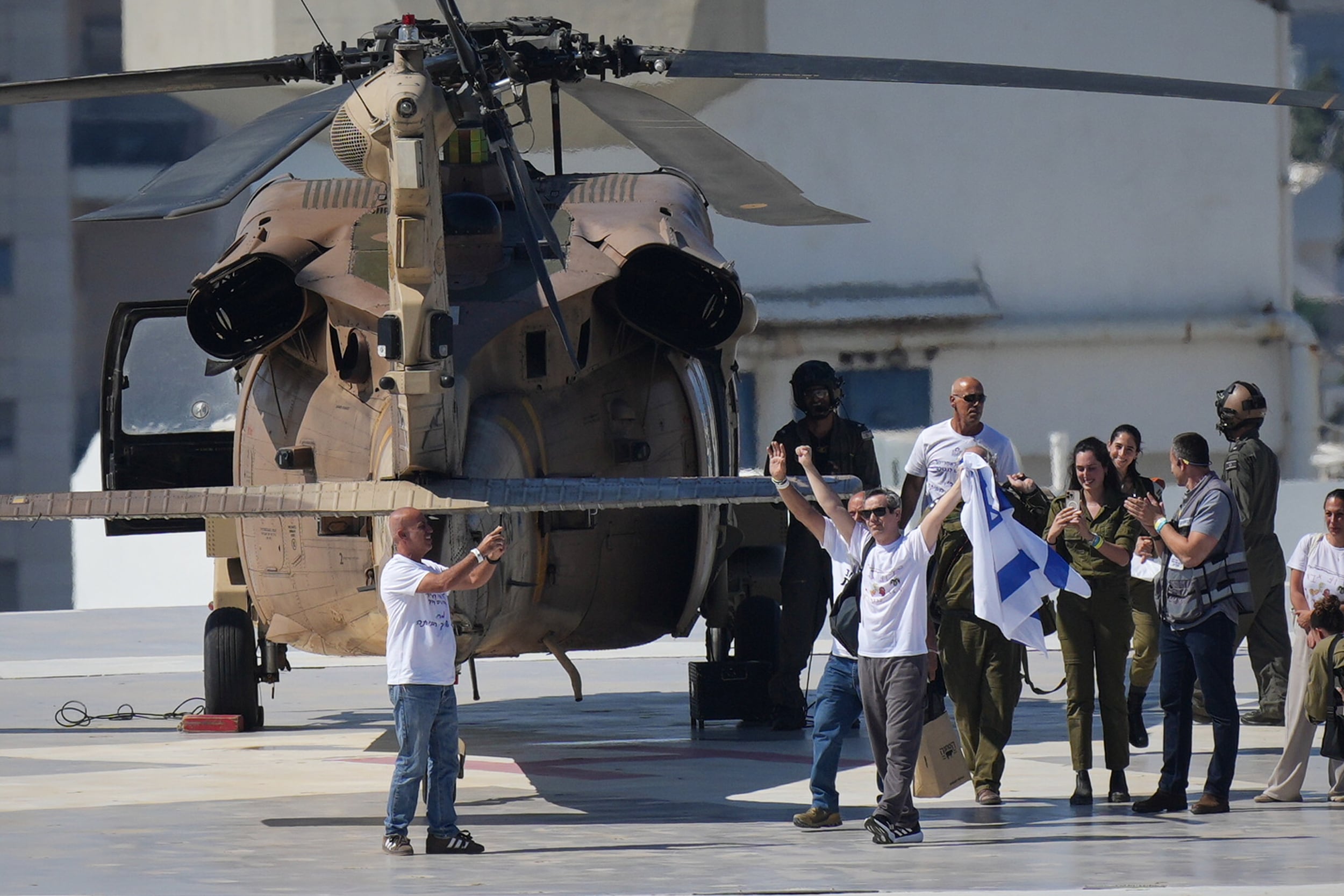 Omri Miran, un rehén israelí liberado de la Franja de Gaza, saluda tras descender de un helicóptero en el Hospital Ichilov, en Tel Aviv, Israel, el lunes 13 de octubre de 2025.