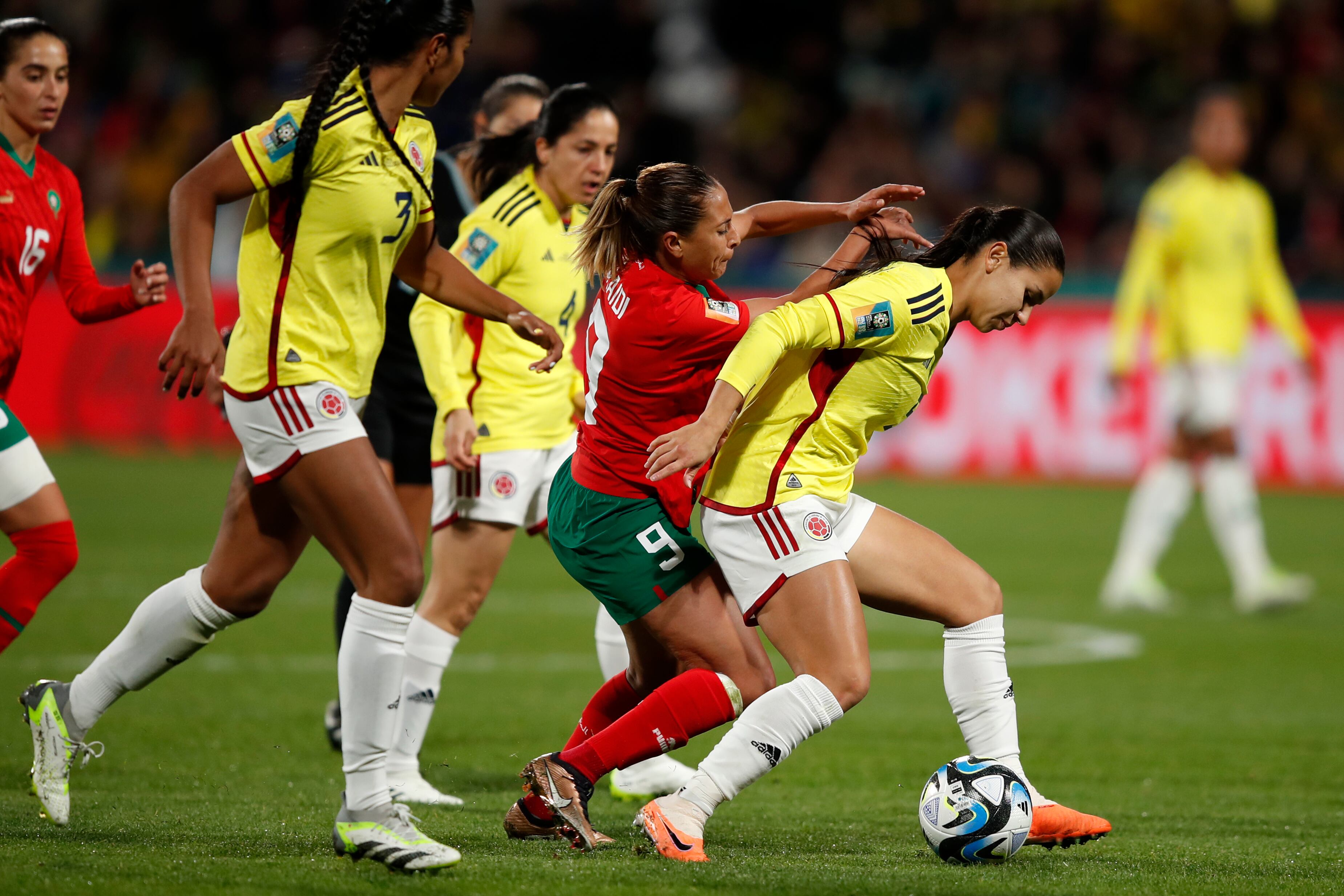 Ibtissam Jraidi de Marruecos desafía a Lorena Bedoya Durango de Colombia, a la derecha, durante el partido de fútbol del Grupo H de la Copa Mundial Femenina entre Marruecos y Colombia en Perth, Australia, el jueves 3 de agosto de 2023. (Foto AP/Gary Day)