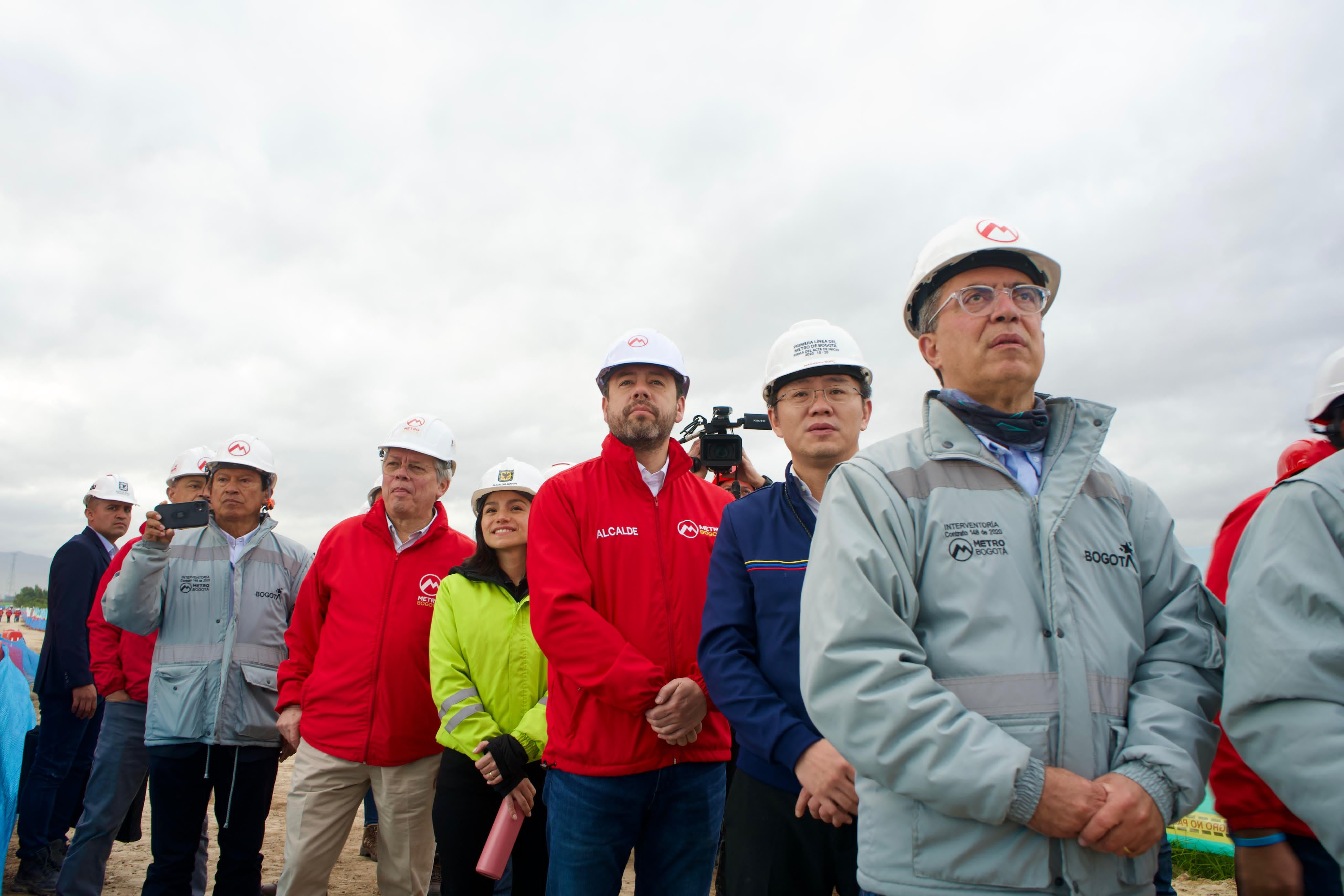 Alcalde Carlos Fernando Galán, en compañía de Wu Yu, CEO Metro Línea 1; y de Leónidas Narváez, gerente de la Empresa Metro.