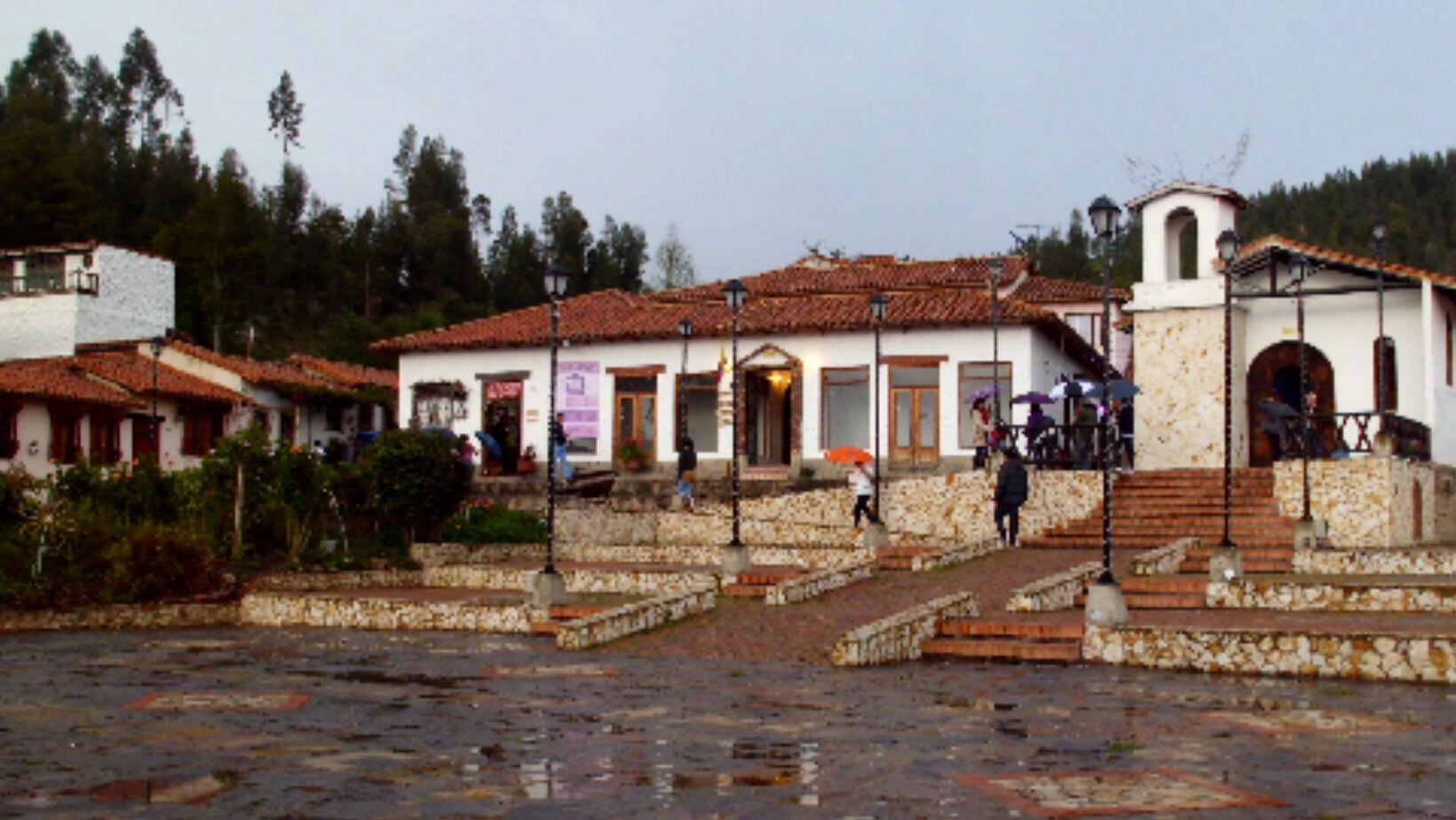 El pueblito creado por un artista cerca a Bogotá, una joya arquitectónica colonial que parece de cuento