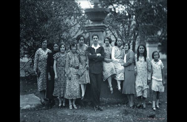 El archivo del fotógrafo –aquí retratado al centro de un grupo de mujeres– fue recientemente adquirido por la biblioteca Luis Ángel Arango, donde está a la disposición de investigadores y otros interesados