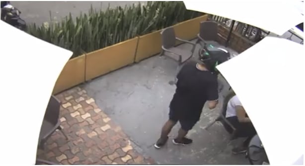 El delincuente ingresó armado al establecimiento comercial.