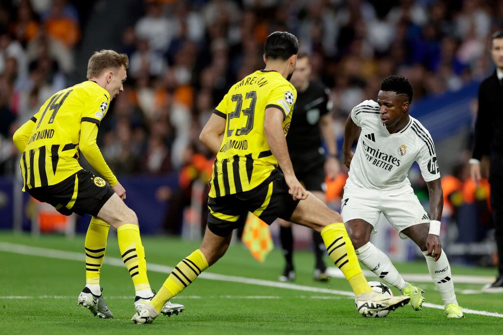 MADRID, ESPAÑA - 22 DE OCTUBRE: (De izquierda a derecha) Maximilian Beier del Borussia Dortmund, Emre Can del Borussia Dortmund, Vinicius Junior del Real Madrid durante el partido de la Liga de Campeones de la UEFA entre el Real Madrid y el Borussia Dortmund en el Estadio Santiago Bernabeu el 22 de octubre de 2024 en Madrid España (Foto de María Gracia Jiménez/Soccrates/Getty Images)