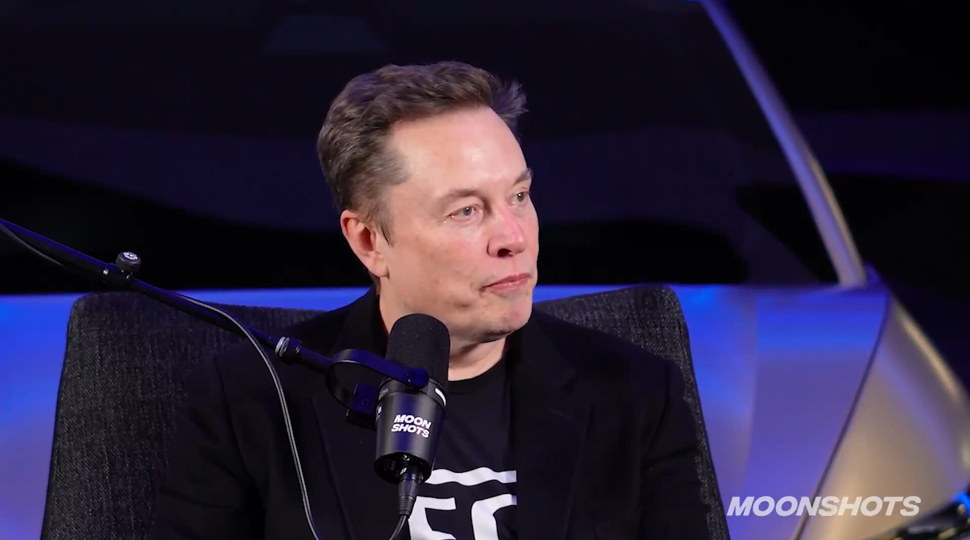 Elon Musk explicó en Moonshots cómo la automatización podría transformar el empleo y los ingresos.