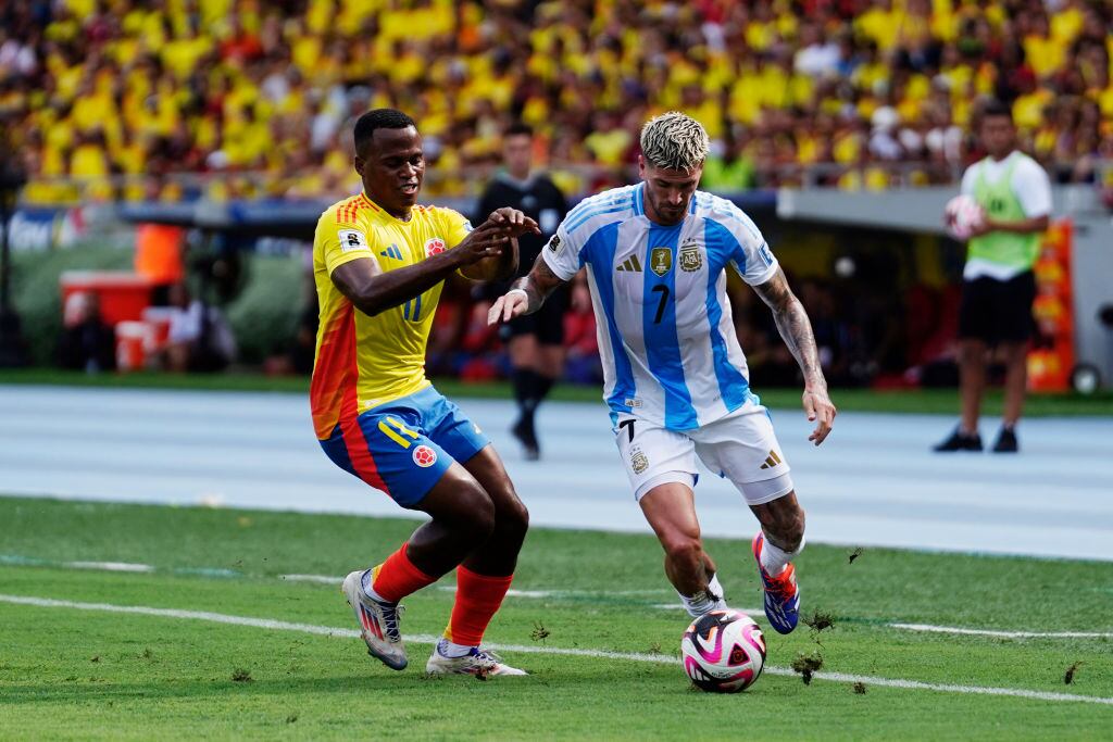 BARRANQUILLA, COLOMBIA - SEPTEMBER 10: Rodrigo De Paul of Argentina controls the ball against Jhon Arias of Colombia during the South American FIFA World Cup 2026 Qualifier match between Colombia and Argentina at Roberto Melendez Metropolitan Stadium on September 10, 2024 in Barranquilla, Colombia. (Photo by Andres Rot/Getty Images)