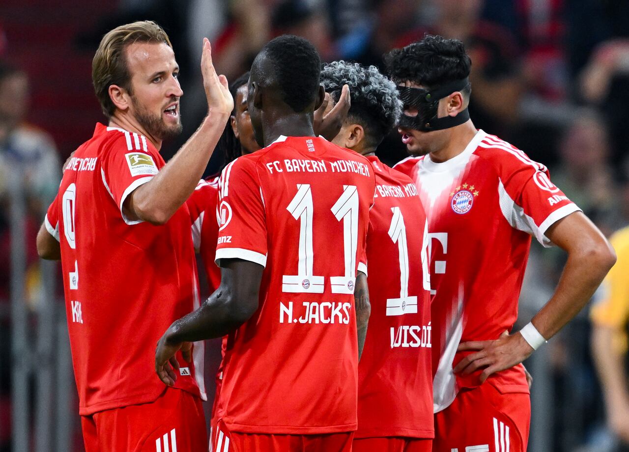 Munich's scorer Harry Kane, left, and his teammates celebrate their side's fifth goal goal during the German Bundesliga soccer match between FC Bayern Munich and Hamburger SV in Munich, Germany, Saturday, Sept. 13, 2025. (Sven Hoppe/dpa via AP)