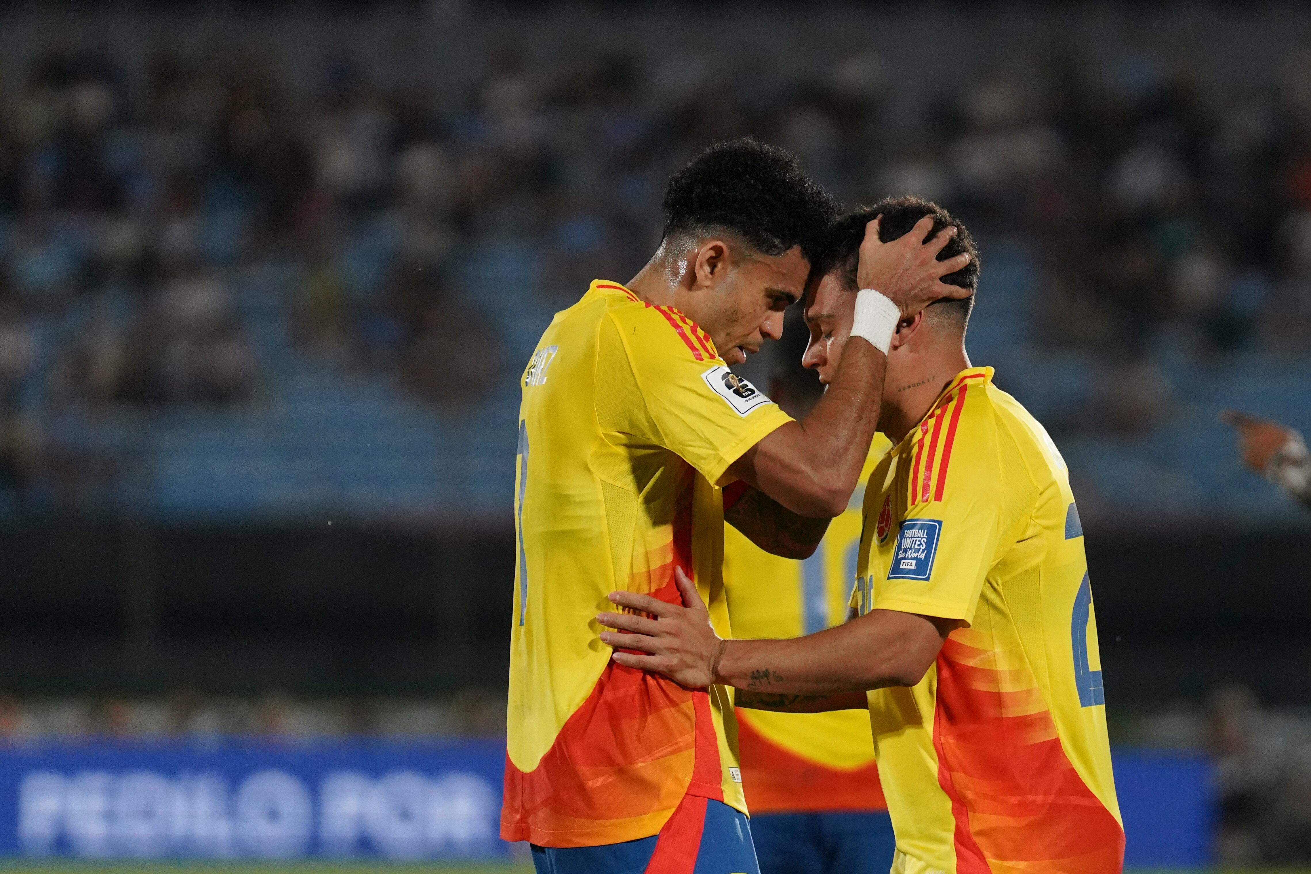 El colombiano Juan Quintero, a la derecha, celebra el gol inicial contra Uruguay con su compañero Luis Díaz durante un partido de clasificación para la Copa Mundial de la FIFA 2026 en Montevideo, Uruguay, el viernes 15 de noviembre de 2024. (Foto AP/Matilde Campodonico)