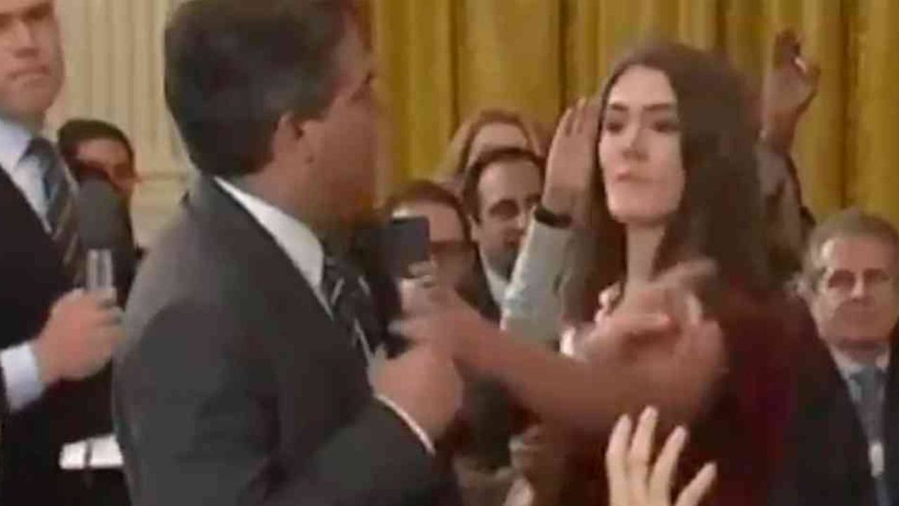 "Nunca toleraremos que un reportero ponga sus manos sobre una mujer joven que está tratando de hacer su trabajo como pasante de la Casa Blanca", señaló Sarah Sanders.