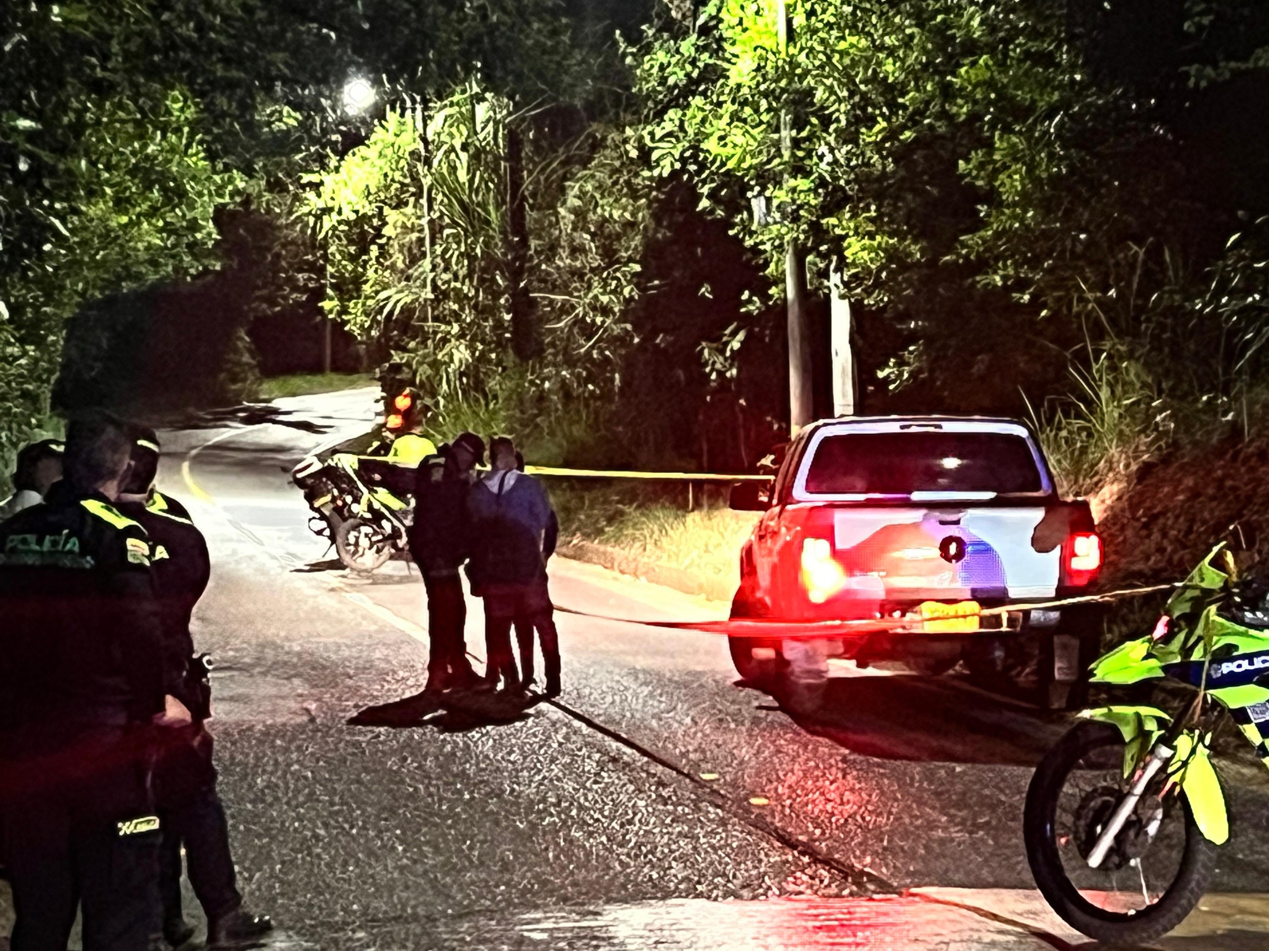 Masacre en la vía La Buitrera, sur de Cali. Tres personas fueron asesinadas.