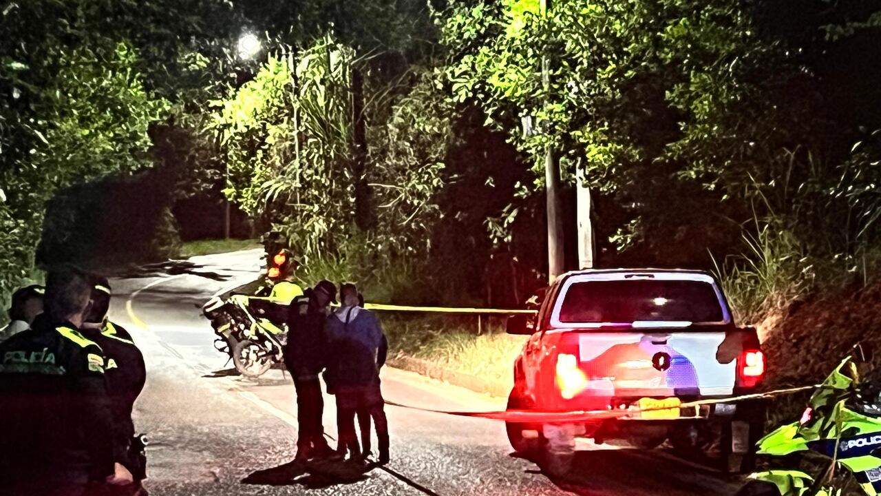 Masacre en la vía La Buitrera, sur de Cali. Tres personas fueron asesinadas.