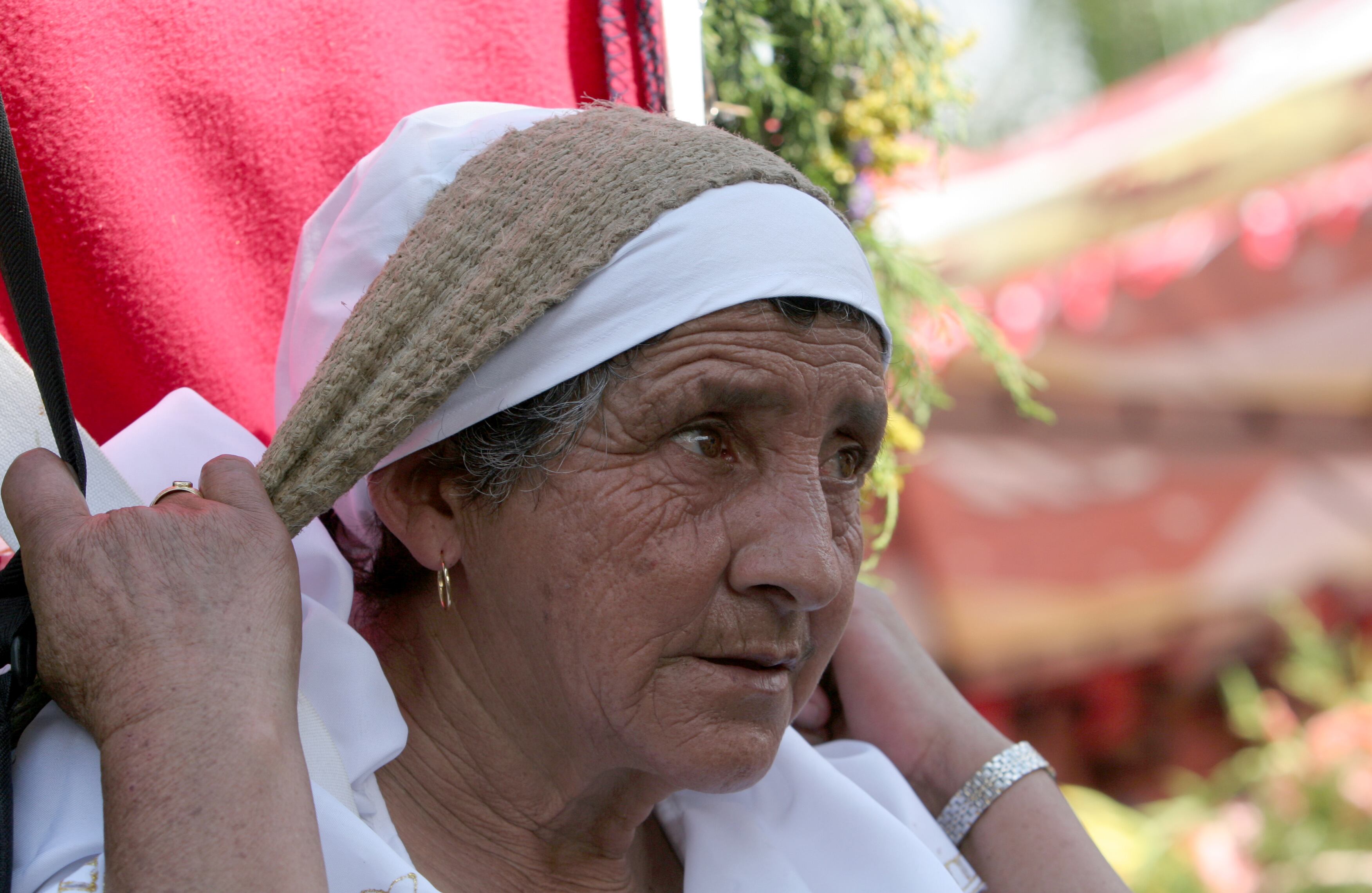 “Mi abuelo, mi mamá y mi papá han sido silleteros. Ahora, en mi familia somos cinco personas dedicadas a esta actividad, entre todos aportamos ideas”, recuerda Atehortúa, ganador en distintas categorías a mejor silleta y una de las personas que mejor conoce el trabajo detrás de cada obra de arte hecha con flores. Las silletas pueden pesar entre 50 y 120 kilos. Elaborar cada una tiene un costo aproximado de tres millones de pesos. Foto: Cortesía León Darío Peláez.