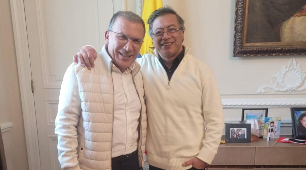 Roy Barreras y Gustavo Petro en encuentro en Bogotá este 7 de mayo.