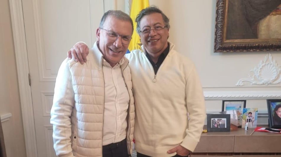 Roy Barreras y Gustavo Petro en encuentro en Bogotá este 7 de mayo.