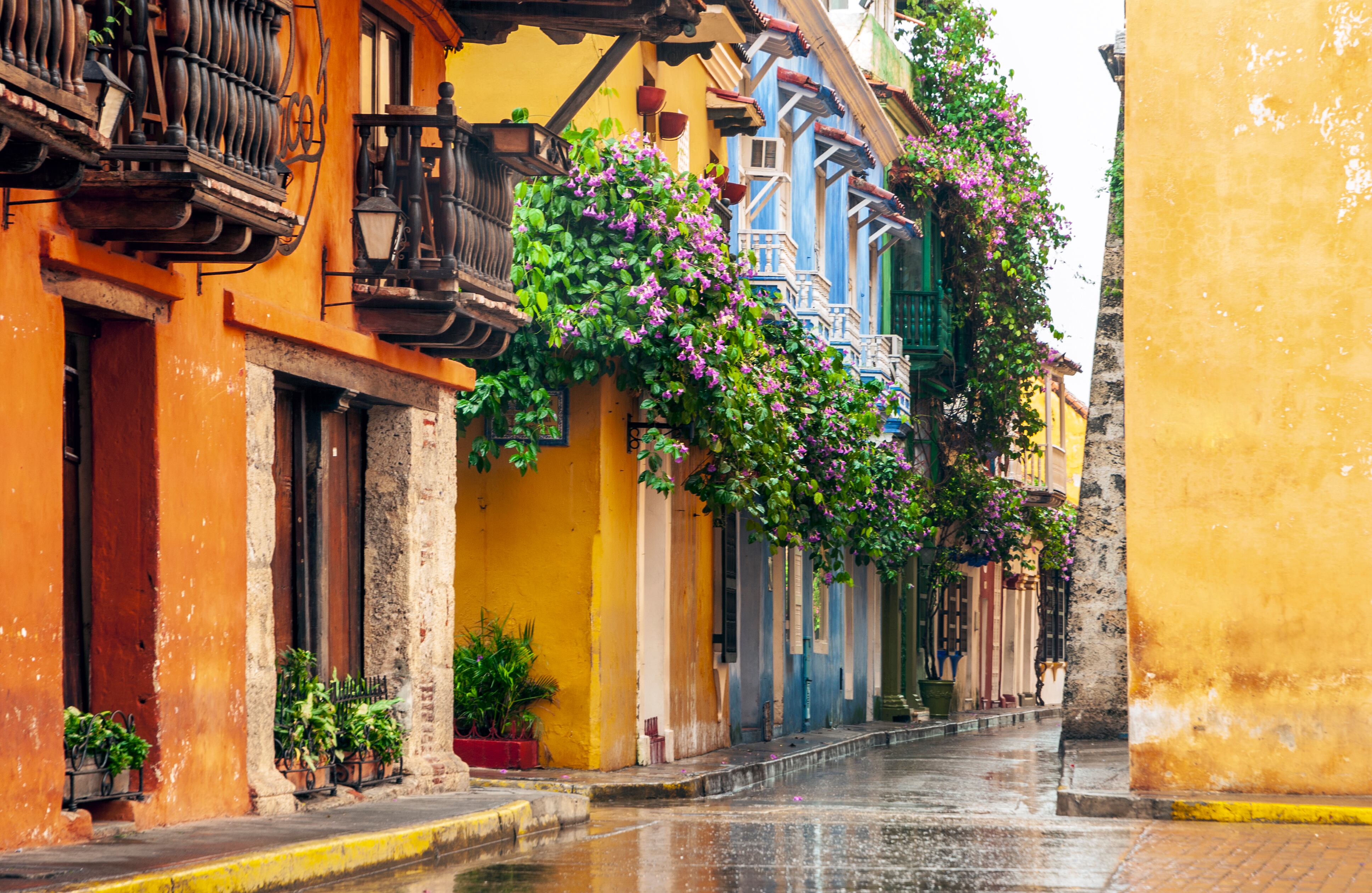 Estos jardines floridos que cuelgan en el aire o que se sostienen por columnas de madera, conservan la herencia española, sobre todo de la región de Andalucía, pues de allí vinieron muchos de los colonizadores que llegaron al nuevo continente. Esa característica la resalta la periodista Freda Moon, quien en su escrito ‘36 horas en Cartagena’, para el New York Times, destaca las calles empedradas, balcones floridos y los refinados restaurantes de La Heroica.