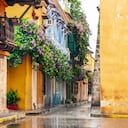 Estos jardines floridos que cuelgan en el aire o que se sostienen por columnas de madera, conservan la herencia española, sobre todo de la región de Andalucía, pues de allí vinieron muchos de los colonizadores que llegaron al nuevo continente. Esa característica la resalta la periodista Freda Moon, quien en su escrito ‘36 horas en Cartagena’, para el New York Times, destaca las calles empedradas, balcones floridos y los refinados restaurantes de La Heroica.