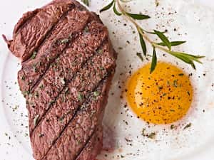 La carne y los huevos son ricos en vitaminas.