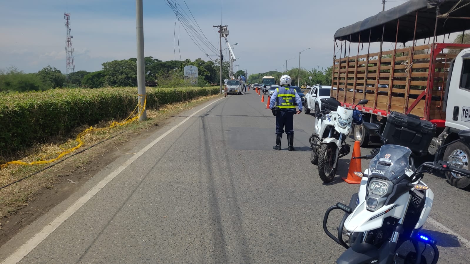 Emcali adelanta labores de retiro de postes en la Vía Panamericana.