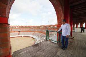 Alcalde Dumek Turbay en la Plaza de Toros de Cartagena