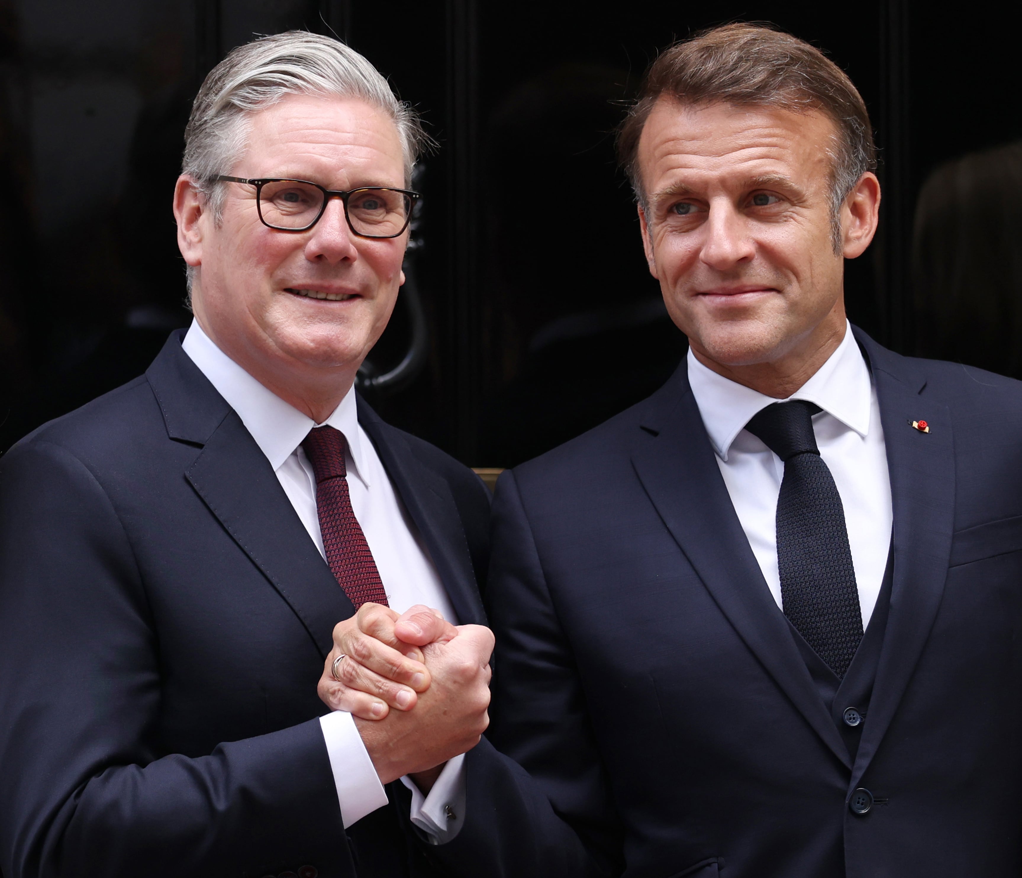 El primer ministro Keir Starmer recibe al presidente francés Emmanuel Macron en Downing Street el 9 de julio de 2025 en Londres, Inglaterra.