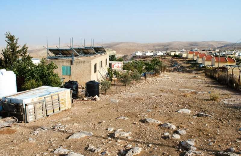 Además de estar cercados por un muro, dentro de Palestina hay invasiones de colonos israelíes, que poco a poco han conformado barrios (colonias) que evidencian aún más la brecha social entre árabes (a la izquierda de la imagen) y judíos (a la derecha de la imagen).