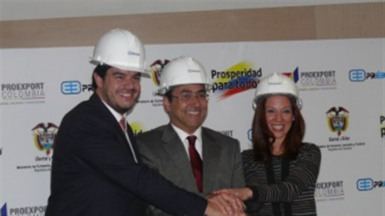 De izquierda a derecha, Pedro Vargas CEO de Prebuild para Latinoamérica; Sergio Díaz-Granados, Ministro de Comercio, Industria y Turismo; y Maria Claudia Lacouture, Presidenta de Proexport.