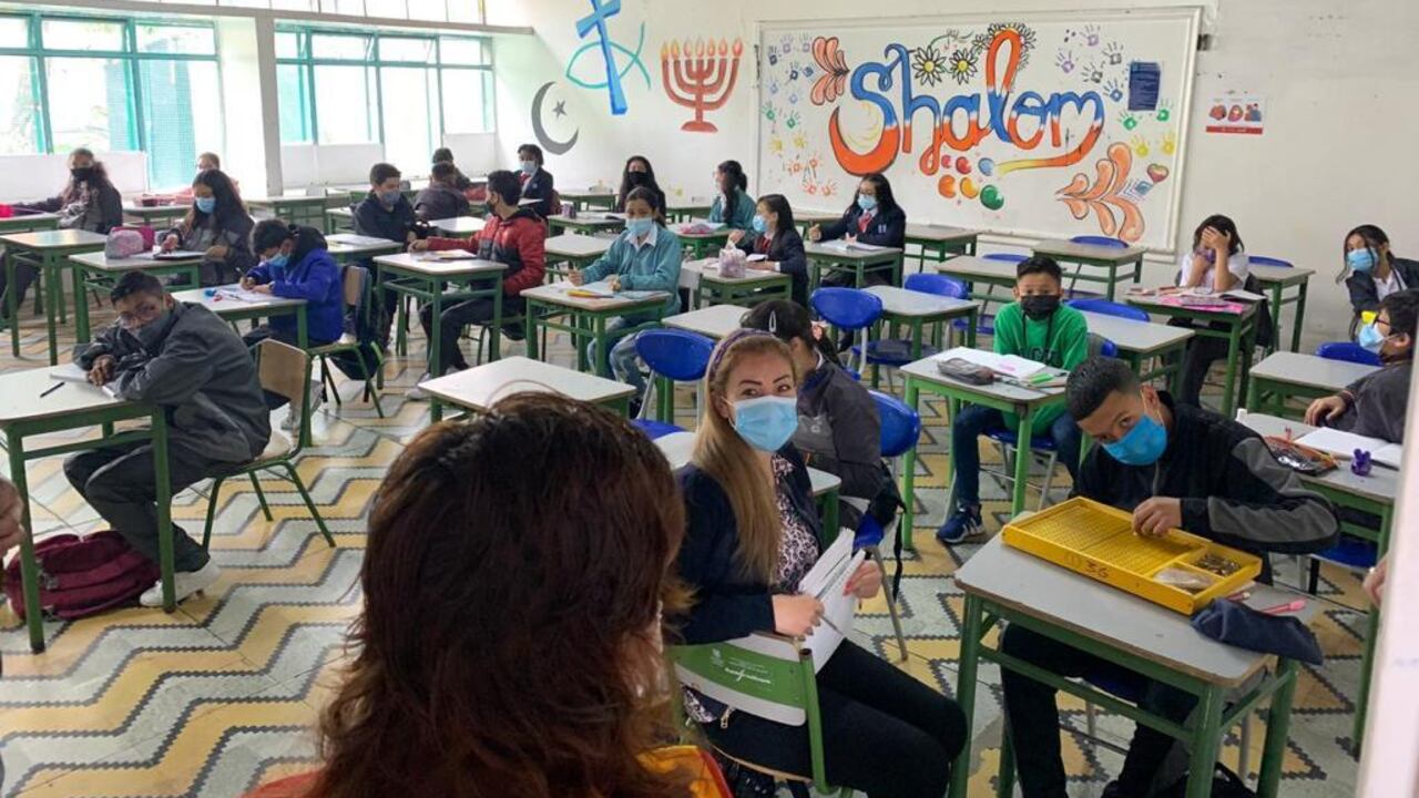 Cuando los estudiantes y docentes de los colegios públicos de Bogotá regresaron a clases presenciales este año lo hicieron con tapabocas.