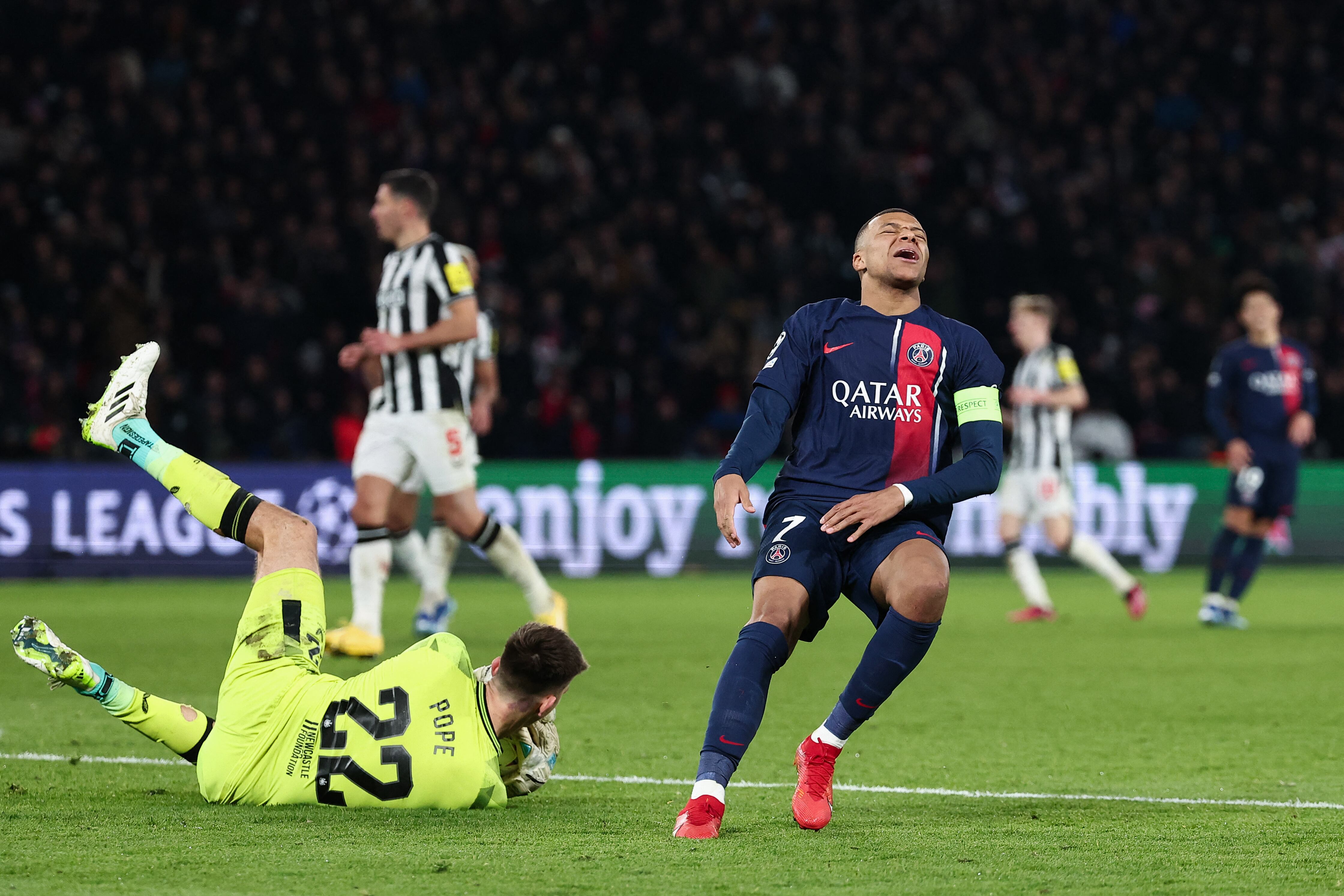 El delantero francés del París Saint-Germain #07 Kylian Mbappe (d) reacciona frente al portero inglés del Newcastle United #22 Nick Pope (i) tras fallar una oportunidad de gol durante el partido de fútbol de la 1ª ronda de la UEFA Champions League, jornada 5, Grupo F entre el París Saint-Germain (PSG) y el Newcastle United el 28 de noviembre de 2023 en el estadio Parc des Princes de París.