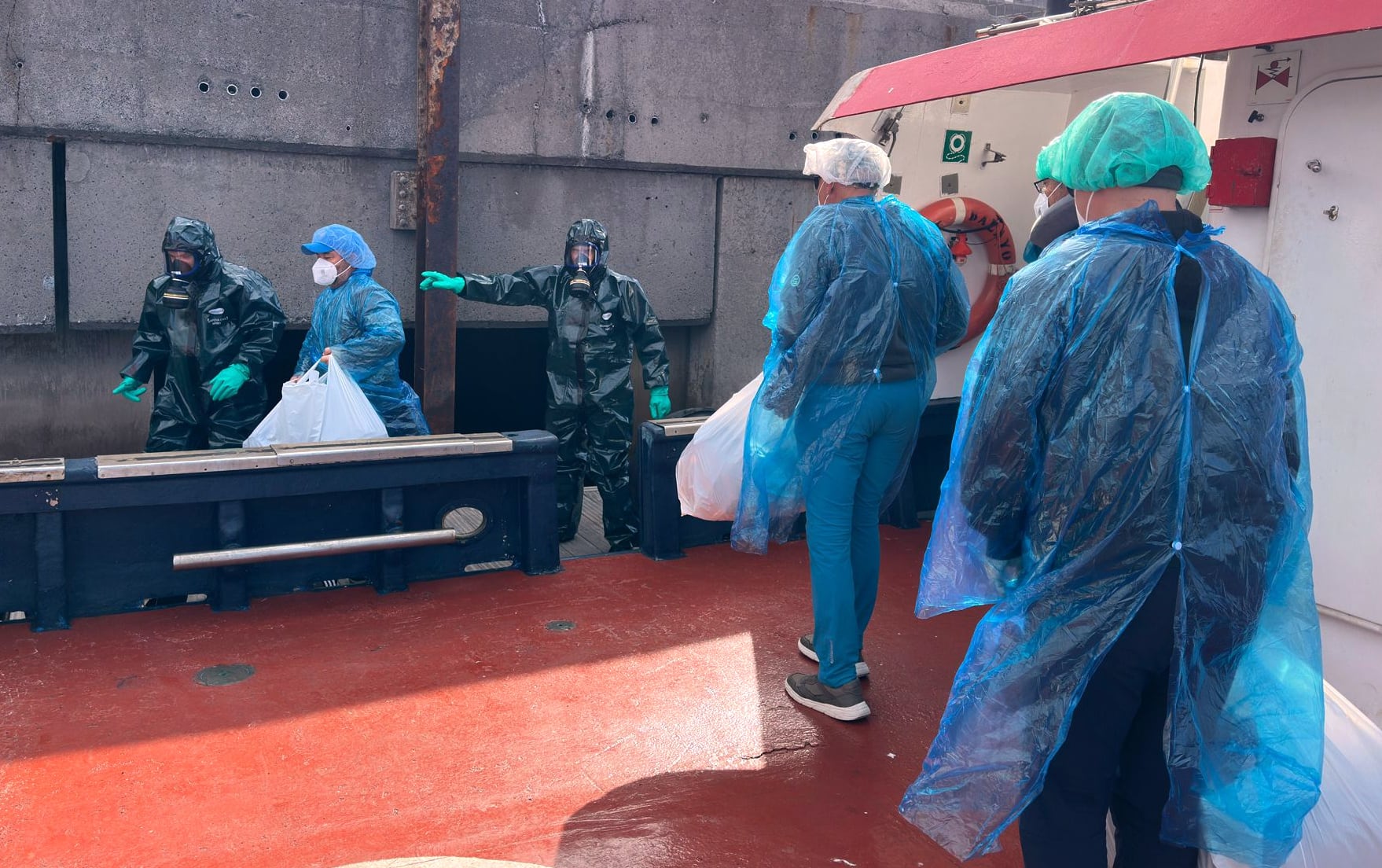 Los pasajeros desembarcan del crucero MV Hondius, afectado por el hantavirus, en el puerto de Granadilla, en Tenerife, Islas Canarias, España.