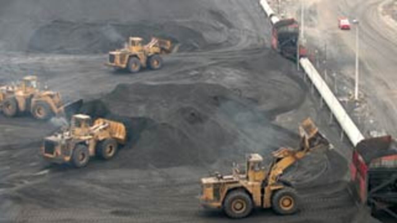 La imponente actividad carbonera en el departamento de Cesar contrasta con el poco desarrollo que tienen los municipios que reciben millonarios pagos de regalías. En la Jagua de Ibirico son comunes barrios como el de arriba. En este lugar, la riqueza natural se ha traducido en corrupción y pobreza