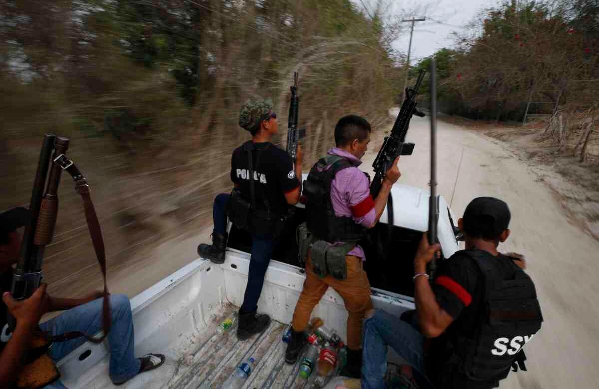 Esta foto del 29 de mayo muestra a los miembros de una patrulla de grupos de vigilantes de FUPCEG en Xaltianguis, estado de Guerrero, México. FOTO: Rebecca Blackwell / AP