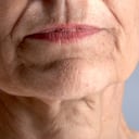 Las arrugas en la boca pueden surgir por una precaria hidratación.