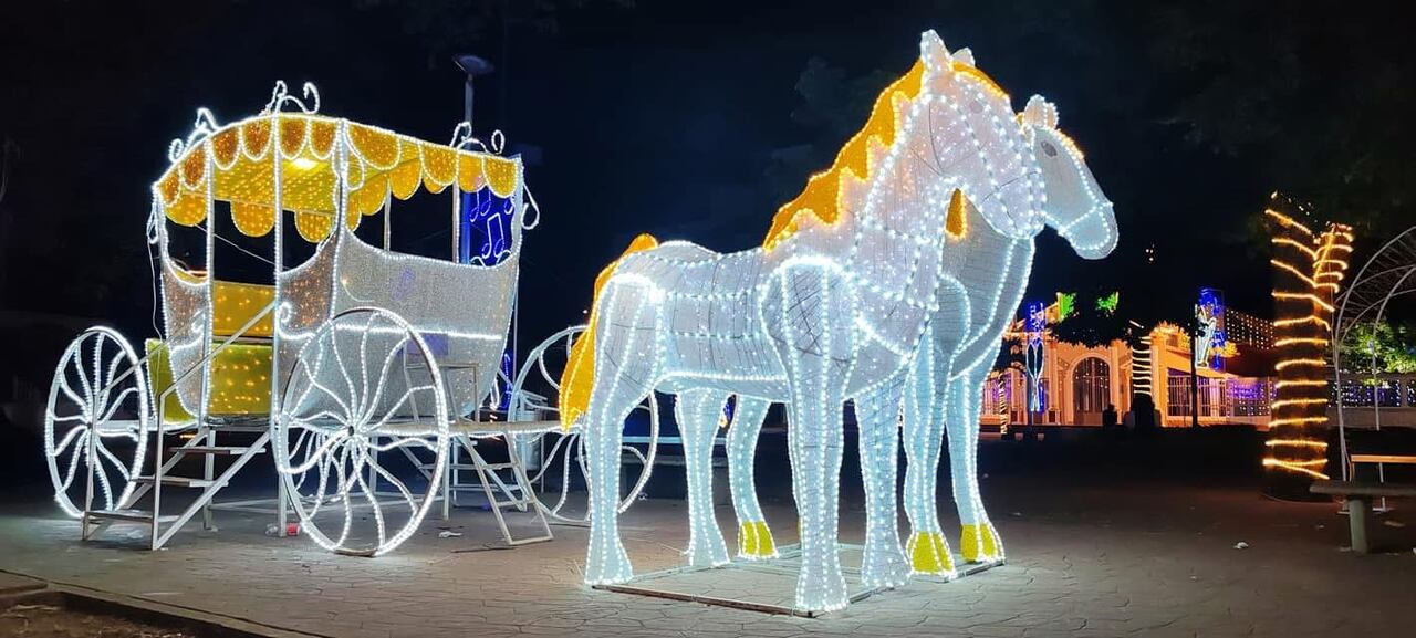 Entre los atractivos más destacados están los árboles de Navidad decorados con esmero, algunos de ellos alcanzando varios metros de altura.