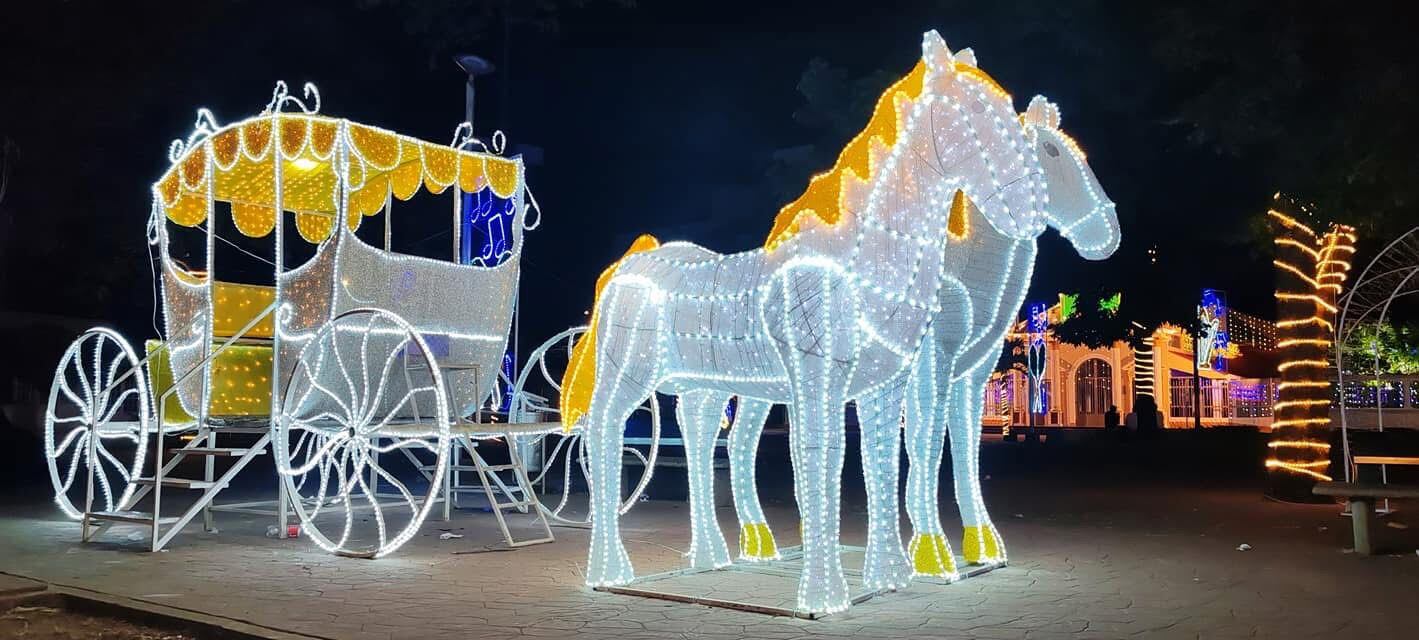 Entre los atractivos más destacados están los árboles de Navidad decorados con esmero, algunos de ellos alcanzando varios metros de altura.