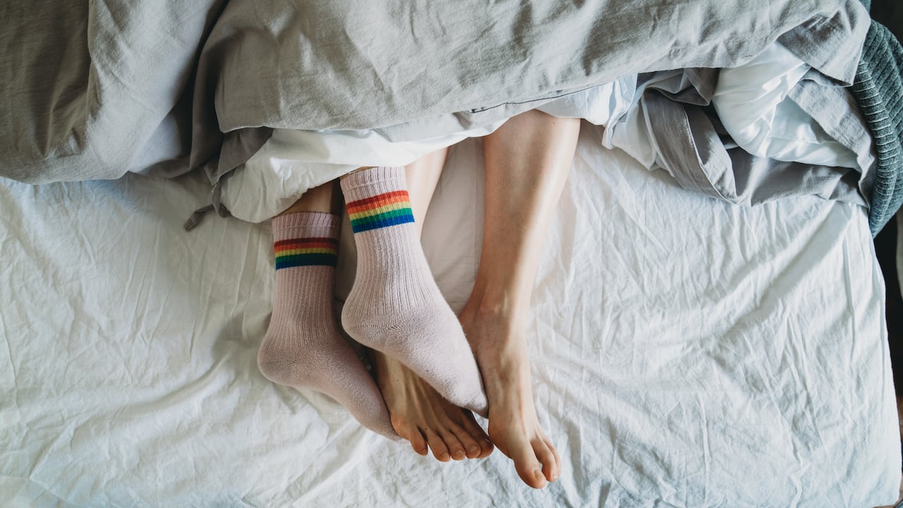 Un análisis detallado de los posibles efectos negativos de dormir con medias revela preocupaciones significativas para la salud de los pies, según expertos en podología.