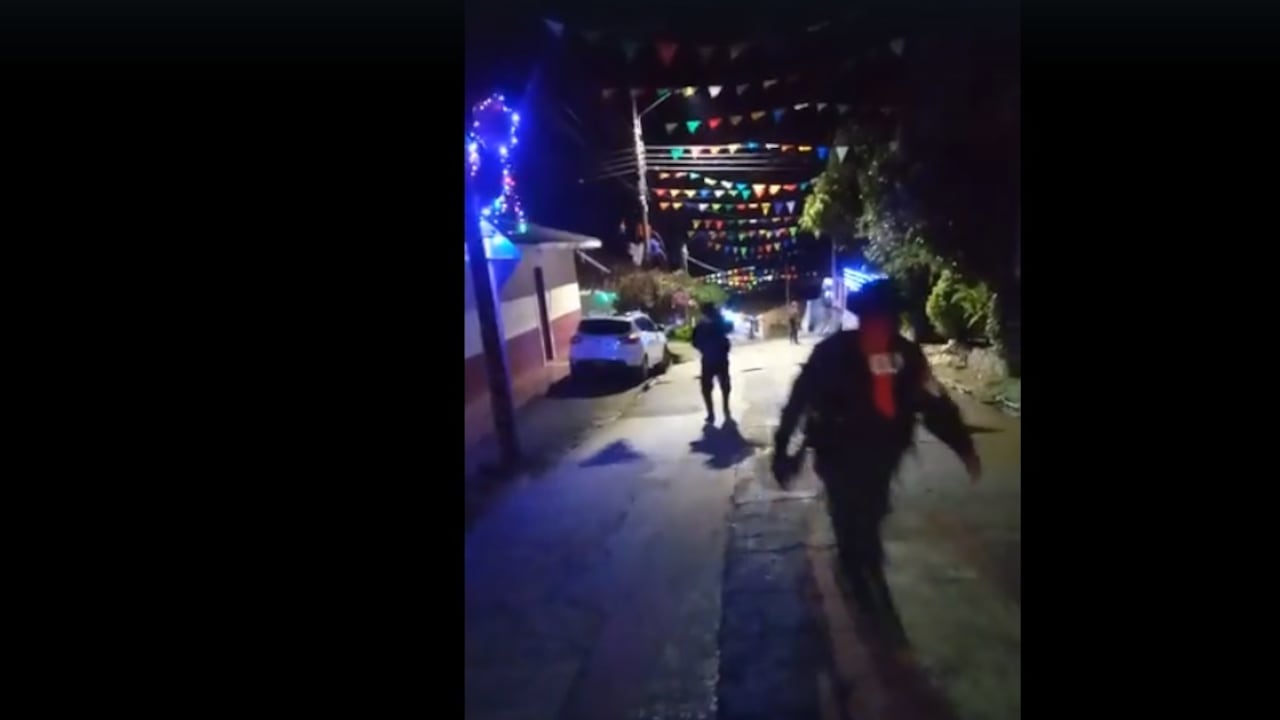 Habitantes del Cauca publicaron imágenes en redes sociales de los integrantes de esta guerrilla, patrullando por las calles de esta región.