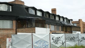 El edificio que está detrás es el Tenerife Real, al norte de Bogotá. Al lado -en el terreno que está cercado- estaba ubicada la estación Petrobras Mochuelo. Foto: Carlos Julio Martínez